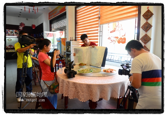 此次攝制組通過拍攝婺源代表名菜糊豆腐、粉蒸肉、荷包紅魚、賽鵝頸及地方小吃清明果、灰汁果、糯米子糕等來詮釋婺源美食經(jīng)典，展示婺源食文化，打造獨(dú)屬婺源的美食符號。