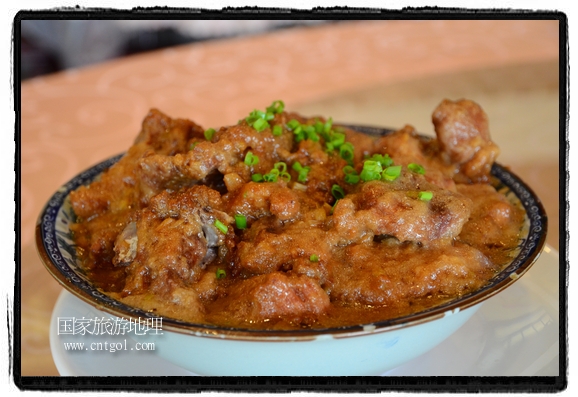 此次攝制組通過拍攝婺源代表名菜糊豆腐、粉蒸肉、荷包紅魚、賽鵝頸及地方小吃清明果、灰汁果、糯米子糕等來詮釋婺源美食經(jīng)典，展示婺源食文化，打造獨(dú)屬婺源的美食符號。