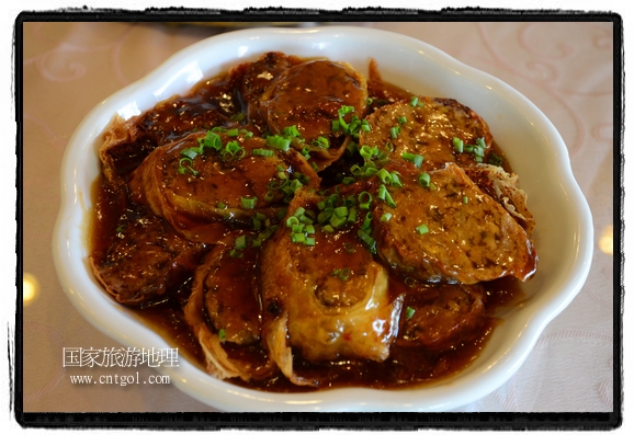 此次攝制組通過拍攝婺源代表名菜糊豆腐、粉蒸肉、荷包紅魚、賽鵝頸及地方小吃清明果、灰汁果、糯米子糕等來詮釋婺源美食經(jīng)典，展示婺源食文化，打造獨(dú)屬婺源的美食符號。