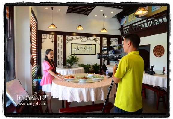 此次攝制組通過拍攝婺源代表名菜糊豆腐、粉蒸肉、荷包紅魚、賽鵝頸及地方小吃清明果、灰汁果、糯米子糕等來詮釋婺源美食經(jīng)典，展示婺源食文化，打造獨(dú)屬婺源的美食符號。