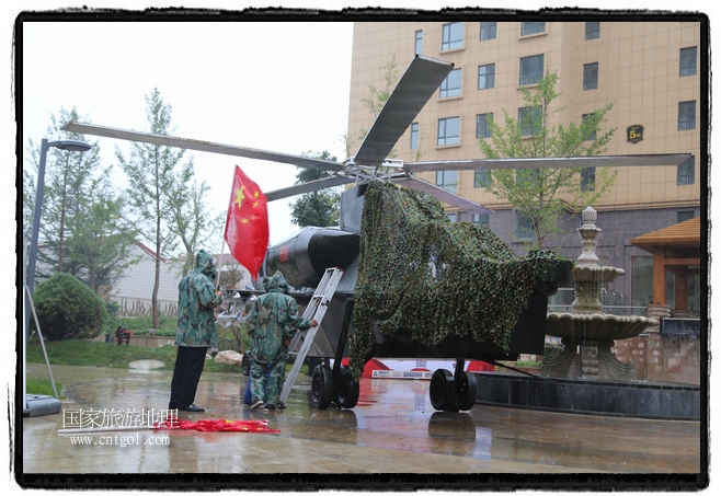 小區(qū)突然出現(xiàn)“飛機(jī)坦克”，其中殲15艦載戰(zhàn)斗機(jī)一架、99式主戰(zhàn)坦克一輛、武直-10武裝直升機(jī)一架，吸引了眾多市民雨中圍觀、合影。