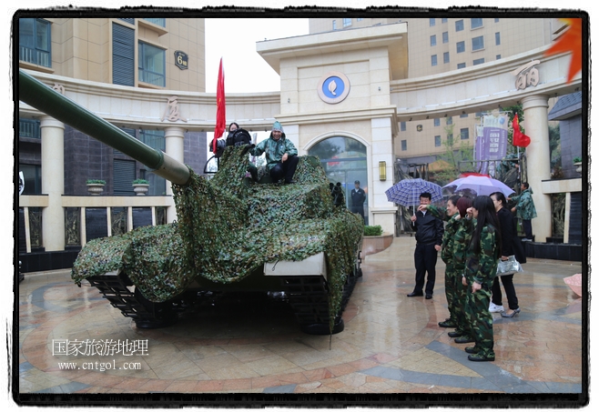 小區(qū)突然出現(xiàn)“飛機(jī)坦克”，其中殲15艦載戰(zhàn)斗機(jī)一架、99式主戰(zhàn)坦克一輛、武直-10武裝直升機(jī)一架，吸引了眾多市民雨中圍觀、合影。