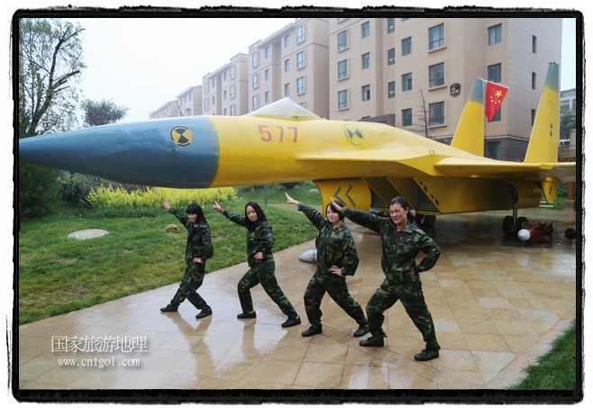 小區(qū)突然出現(xiàn)“飛機(jī)坦克”，其中殲15艦載戰(zhàn)斗機(jī)一架、99式主戰(zhàn)坦克一輛、武直-10武裝直升機(jī)一架，吸引了眾多市民雨中圍觀、合影。