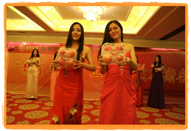 甘肅平?jīng)觯好铨g妹子表演T臺秀 不秀身材秀“金果”(圖)