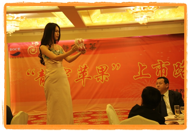 甘肅平?jīng)觯好铨g妹子表演T臺秀 不秀身材秀“金果”(圖)