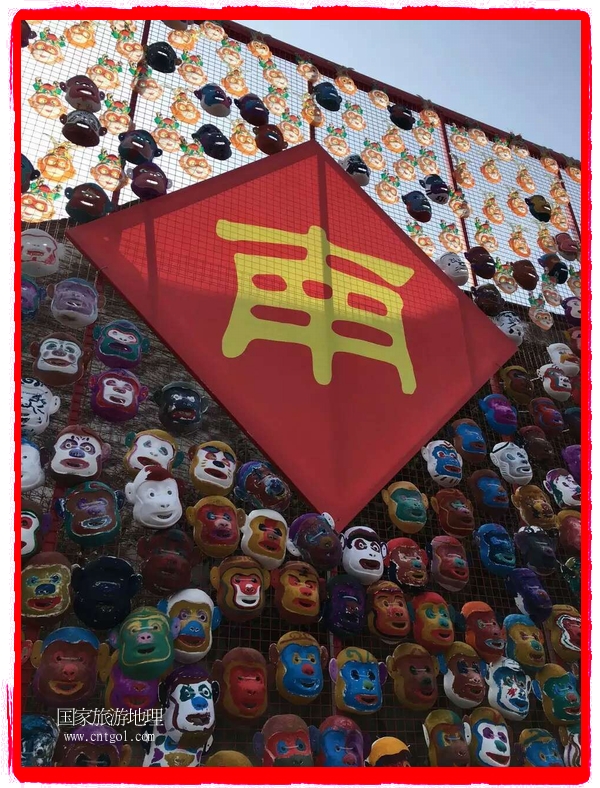 中國規(guī)模最大的猴面具彩繪在南潯古鎮(zhèn)展示。猴子真是今年最紅的動物。 