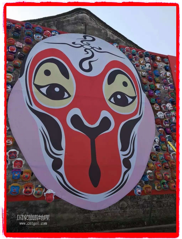 中國規(guī)模最大的猴面具彩繪在南潯古鎮(zhèn)展示。猴子真是今年最紅的動物。 