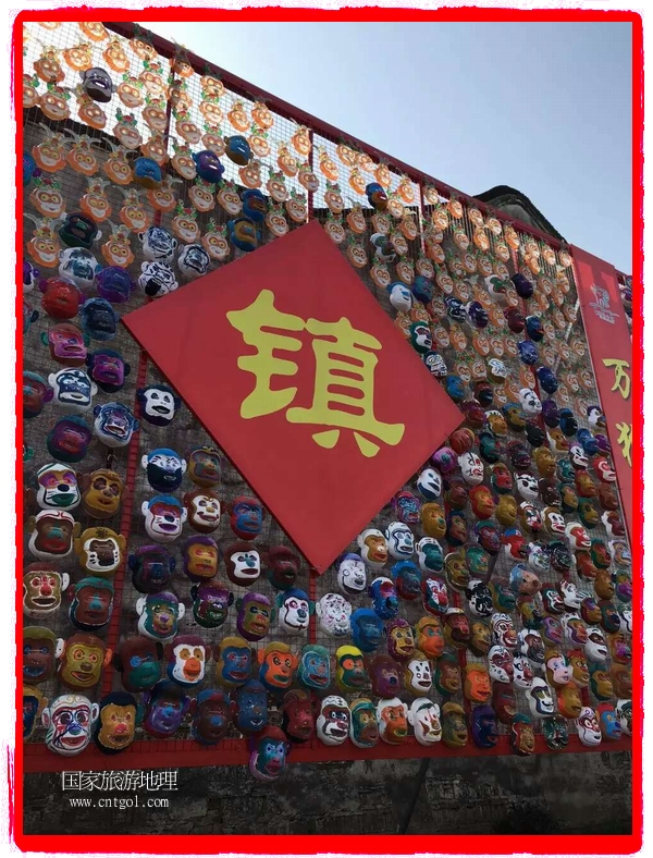 中國規(guī)模最大的猴面具彩繪在南潯古鎮(zhèn)展示。猴子真是今年最紅的動物。 
