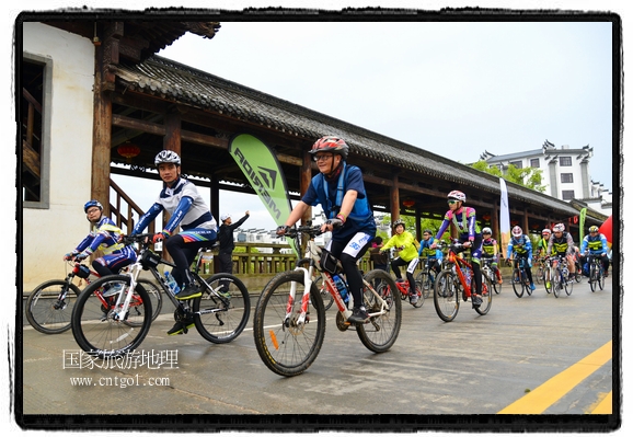 來自江西、安徽、浙江、福建等省市近千名選手參加了比賽，婺源賽道沿途的秀美風(fēng)光和徽派古村落，給參賽選手留下美好的印象。