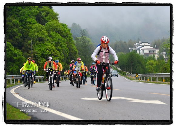 來自江西、安徽、浙江、福建等省市近千名選手參加了比賽，婺源賽道沿途的秀美風(fēng)光和徽派古村落，給參賽選手留下美好的印象。